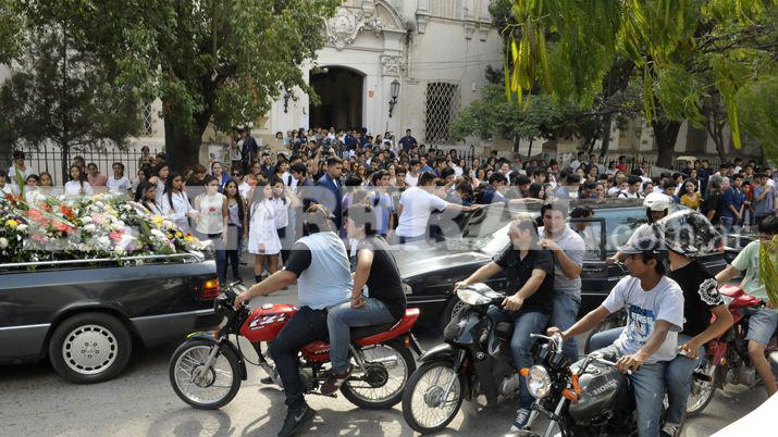 Compantildeeros y amigos despidieron los restos de Moyita