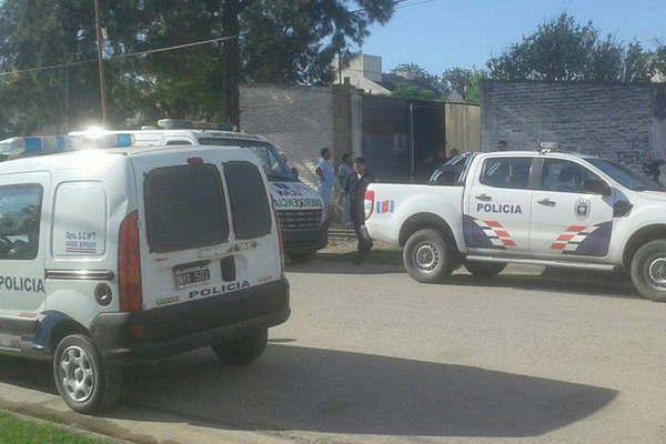 Encontroacute a su esposo joven empresario friense con un disparo en la cabeza