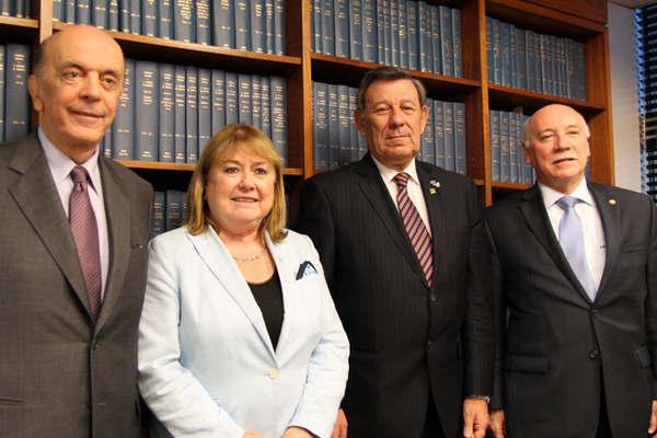 Venezuela dice que la suspensioacuten del Mercosur es un golpe de Estado