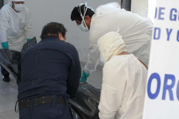 Encuentran a un hombre en un galpoacuten con un disparo en la cabeza