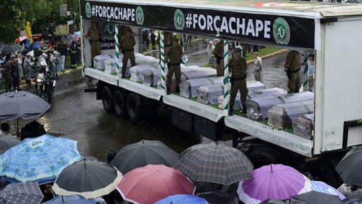Bajo una torrencial lluvia Chapecoacute se despidioacute de sus jugadores