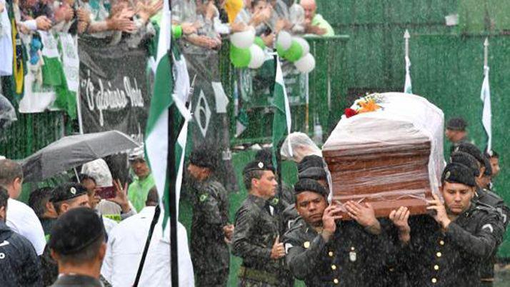 Bajo una torrencial lluvia Chapecoacute se despidioacute de sus jugadores