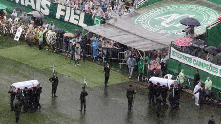 Bajo una torrencial lluvia Chapecoacute se despidioacute de sus jugadores