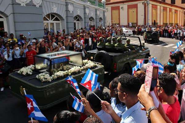 Los restos mortales de Fidel Castro seraacuten inhumados hoy