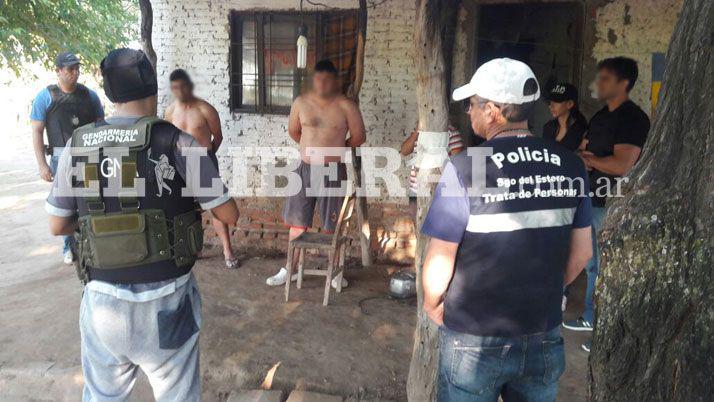 Foto exclusiva de EL LIBERAL en momento en que se detiene a los dos sujetos