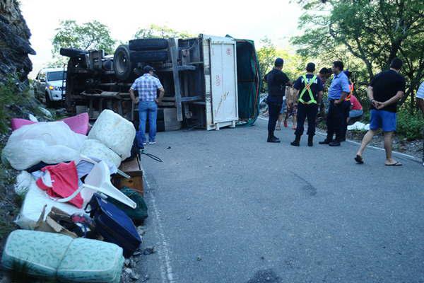 Volcoacute un camioacuten con peregrinos santiaguentildeos en Catamarca- 9 heridos