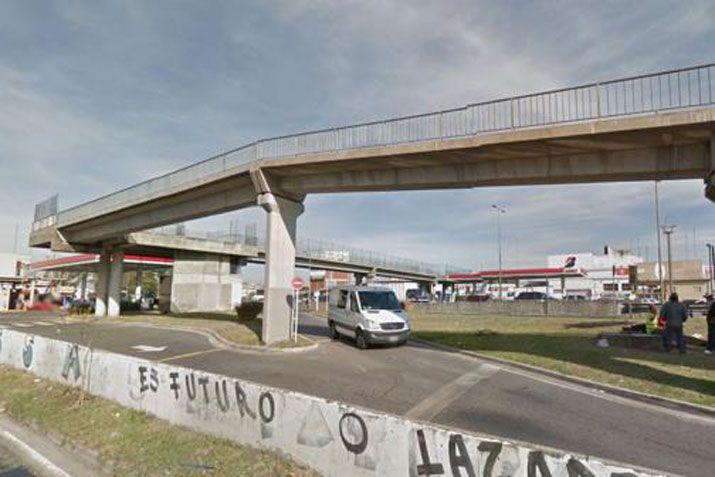 Mujer grave tras ser arrojada desde un puente para robarle el celular