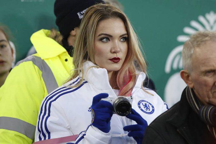 La sexy fan del Chelsea que se hizo viral por ir a ver Everton-United