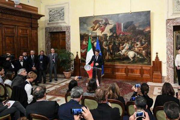La renuncia de Matteo Renzi sume a Italia en la crisis poliacutetica