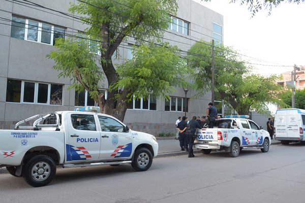 Reos de la alcaidiacutea atacaron a palazos a un celdero  y se escaparon del Centro Judicial de La Banda 