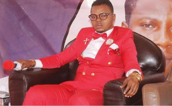 Obispo ganeacutes bendice el pene a fieles para que se les agrande