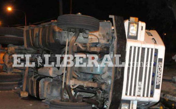 Violento vuelco de un camioacuten frigoriacutefico en Villa Riacuteo Hondo