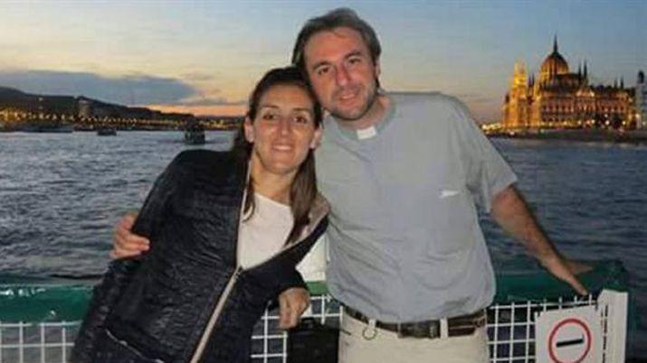 Poleacutemica por un cura que dejoacute los haacutebitos porque seraacute papaacute