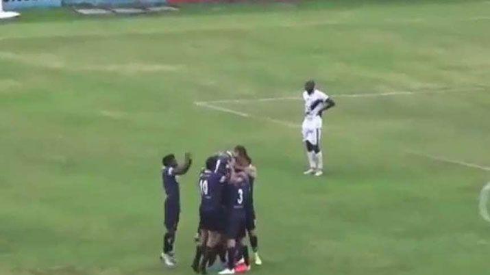 Arquero quiso rechazar y terminoacute convirtiendo un gol increiacuteble