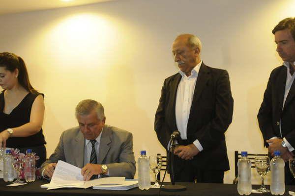 Autoridades del Enacom firmaron convenios con municipios por instalacioacuten de antenas para celulares