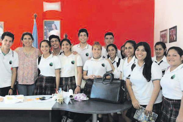 Alumnos del Colegio Arcadio Suaacuterez reciben subsidio para su fiesta de egreso
