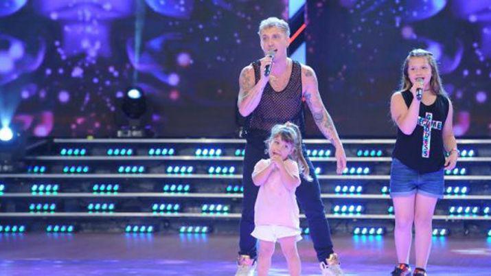 El Polaco cantoacute en Showmatch junto a Sol la hija que tuvo con Karina