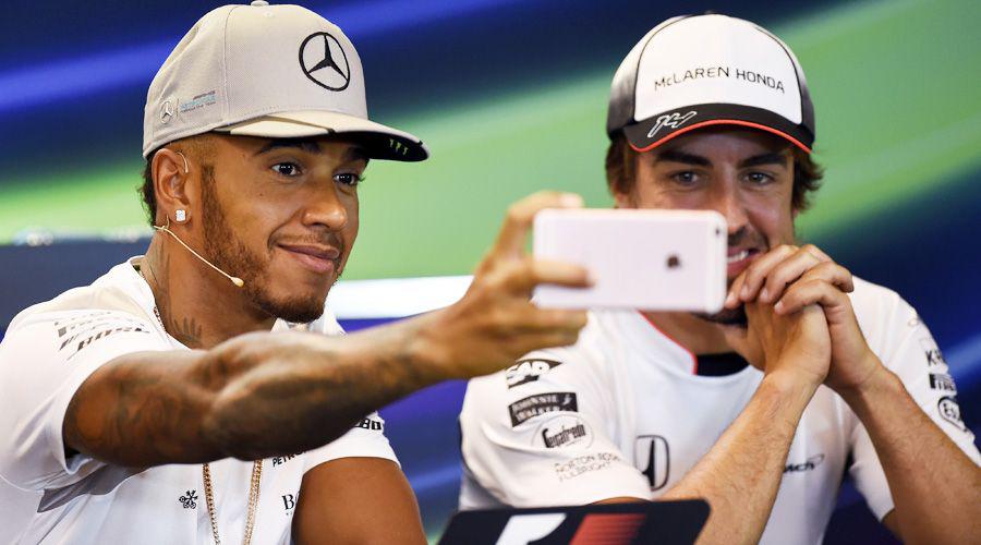 Guintildeo de Hamilton a Alonso- Mercedes necesita experiencia
