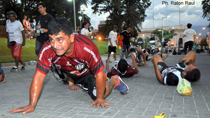 Imaacutegenes fuertes- hinchas del Ferro de rodillas ante la Virgen del Valle