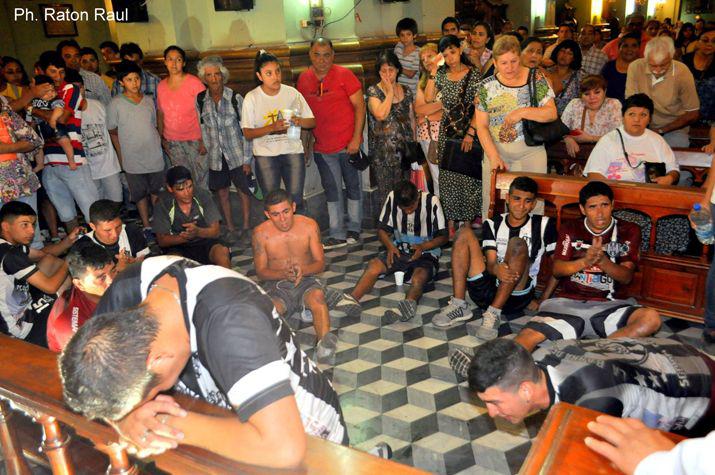 Imaacutegenes fuertes- hinchas del Ferro de rodillas ante la Virgen del Valle