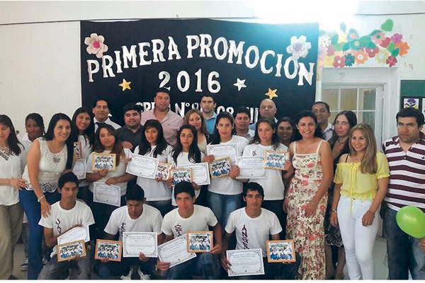 El pueblo de Antajeacute celebroacute el histoacuterico egreso de  su primera camada de estudiantes secundarios 