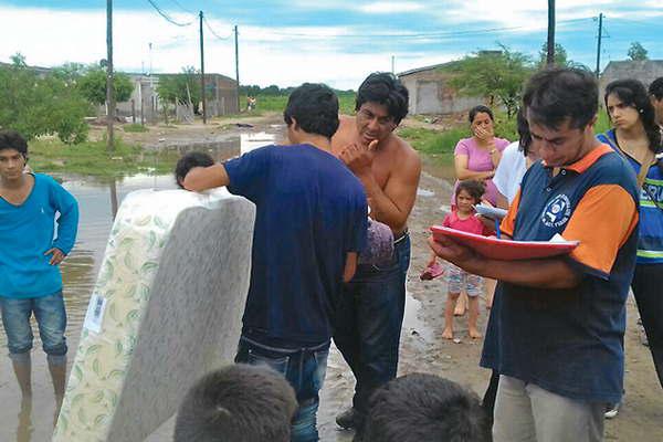 Sigue la asistencia a decenas de familias de Clodomira afectadas por una torrencial tormenta 