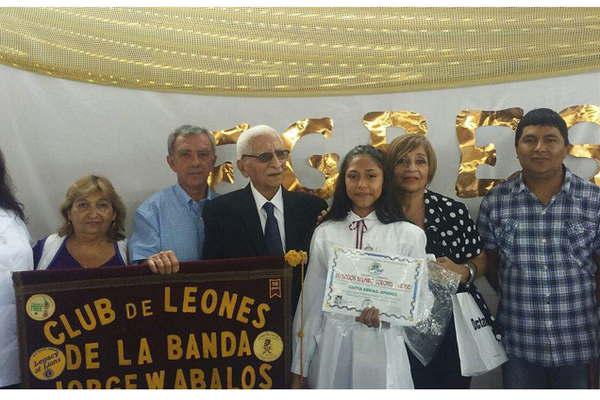 Entregan la distincioacuten Dalmiro Coronel Lugones al mejor promedio