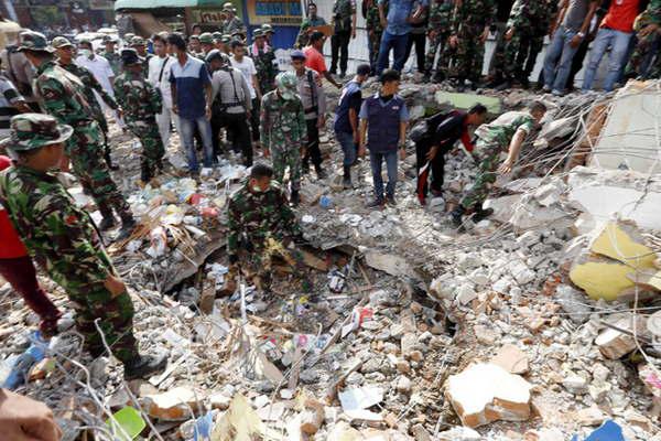 Casi un centenar de muertos provocoacute un violento terremoto en Indonesia