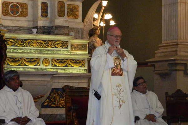 Venimos a poner a los pies de la Virgen alegriacutea vida y esperanza