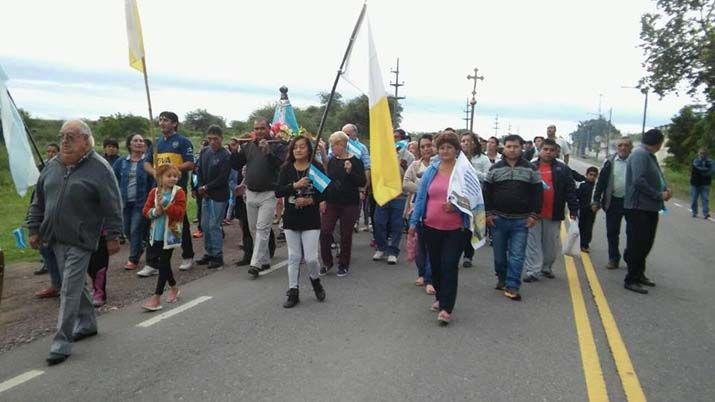 Concurrida presencia de devotos en la procesioacuten de la Virgen del Valle