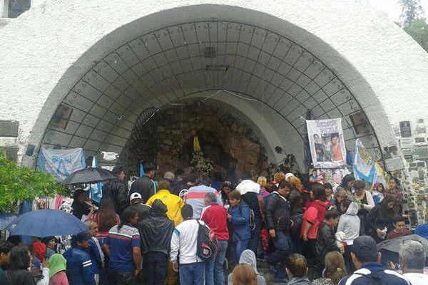 De rodillas los fieles llegaron  a la gruta de la Morenita  para cumplir las promesas