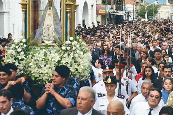 Maacutes de 15000 santiaguentildeos participaron  en la festividad de la Virgen del Valle