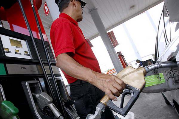 Reconocen que seguiraacuten en 2017 las subas graduales en combustibles