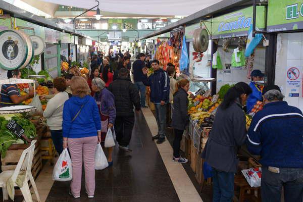 A pesar del feriado hoy algunos comercios atenderaacuten al puacuteblico