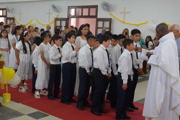 Nintildeos santiaguentildeos recibieron el sacramento de la primera comunioacuten 