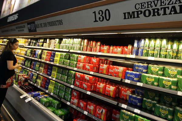 Crece consumo de cerveza en Santiago y por cada 10 ventas 6 ya son en lata