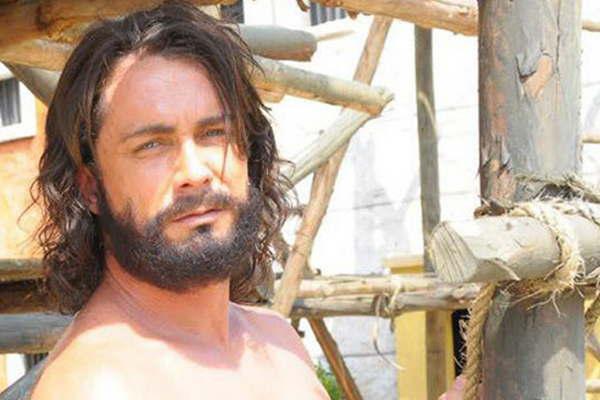 Un actor de Moiseacutes y los diez mandamientos quiere besar a Zampini 