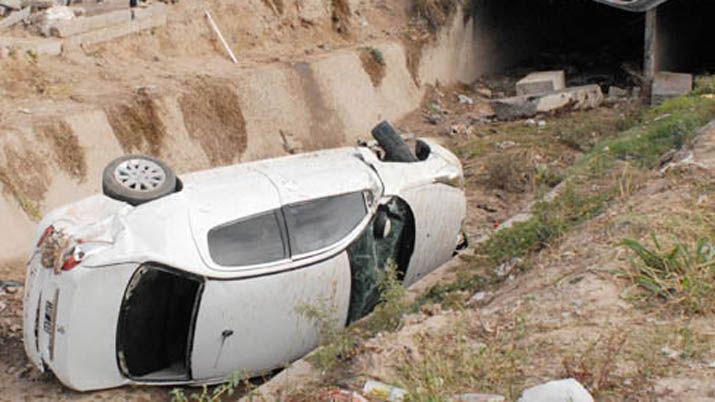 Perdioacute el control de su auto y terminoacute dentro de una acequia