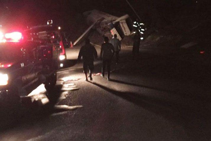 Hay 21 chicos heridos tras violento vuelco de un micro de egresados