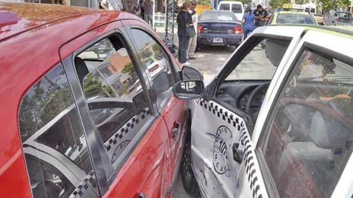 Fuerte choque de dos autos dejoacute soacutelo dantildeos materiales