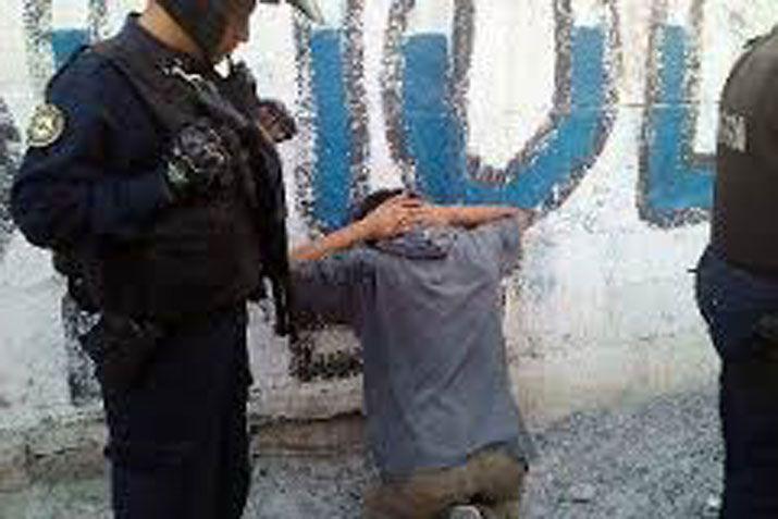 Detienen a novio celoso acusado de darle feroz golpiza a su novia