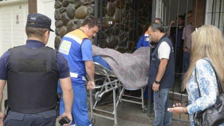 Detienen a un cirujano cuando se operaba a siacute mismo para alargar su pene