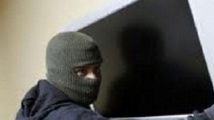 Le roban la TV a una anciana mientras miraba una novela