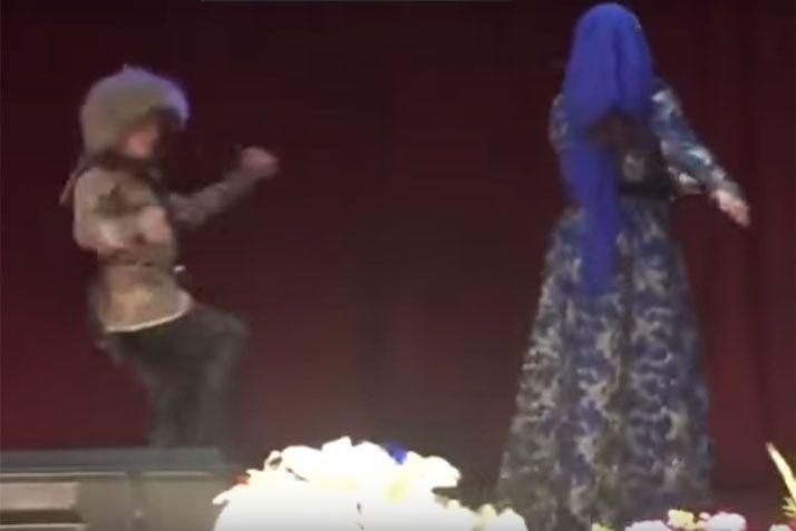 Video- bailariacuten muere en escena y todos creiacutean que era parte de la obra