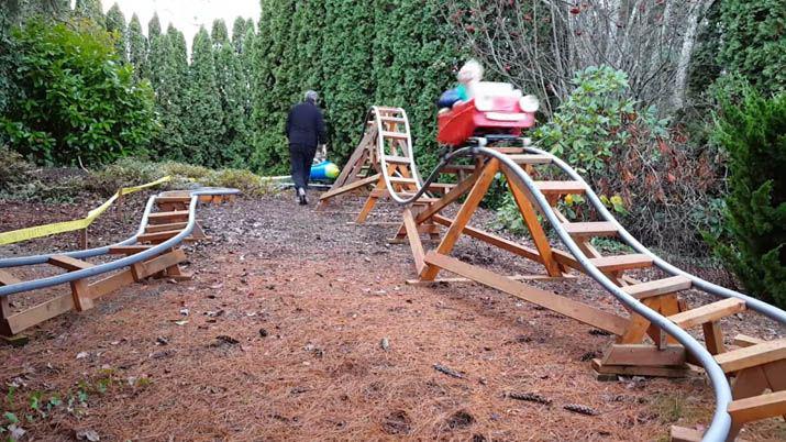 Video- el ingenioso abuelo que fabricoacute una montantildea rusa para sus nietos