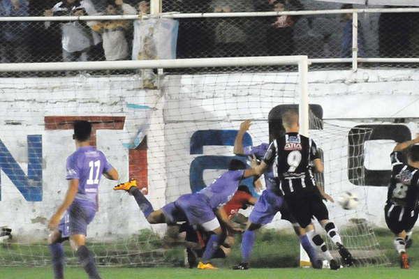 La lluvia cortoacute la sequiacutea de goles y la mufa se acaboacute en el Oeste