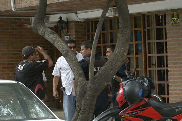 Esperaba el colectivo y motochorros le robaron la cartera con  7000 