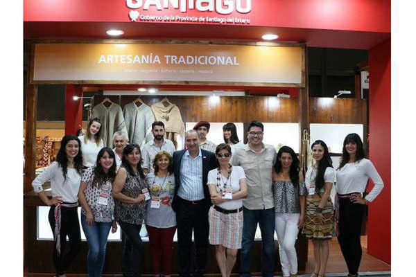 Santiago exhibe sus productos tiacutepicos en la Feria de Artesaniacuteas