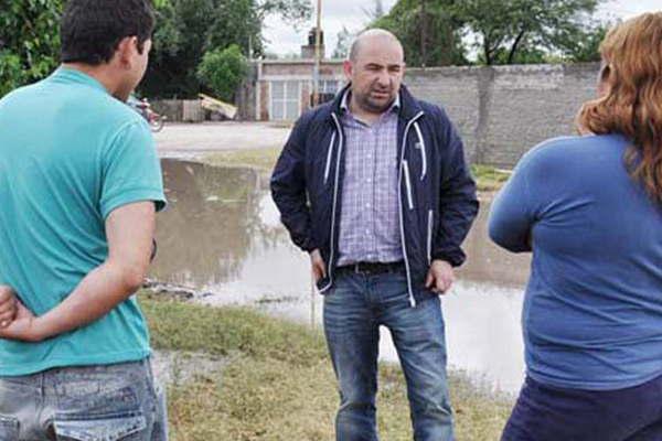La Municipalidad hizo un gran despliegue para asistir a familias y desagotar el agua acumulada