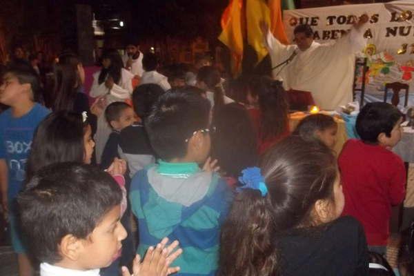 La Misa de los Nintildeos se disfruta en Fernaacutendez los domingos por la mantildeana